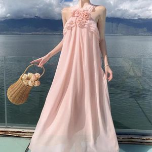 Lässige Kleider, Urlaubsstil, rosa 3D-Blume, offener Rücken, hängender Hals, langes Kleid, süße Braut-Morgenrobe, Fee, lockerer Strand