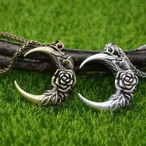 Collane con ciondolo Retro Punk Goth Style Wicca Pagan Crescent Moon con rosa sul collo Collana di gioielli per il regalo delle donne 2024