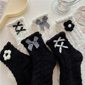 Frauen Socken Solide Bogen Korallen Fleece Für Lolita Winter Warme Plüsch Mittelrohr Kawaii Blume Weibliche Boden Schlafen