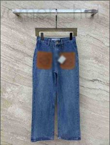 مصممة جينز للسيدات مصممة العلامة التجارية الجديدة جوفاء الجيوب الجلدية لسروال الدنيم. الجبهة المزدوجة مع التصميم بسيطة وتنتقل tihu 98yk