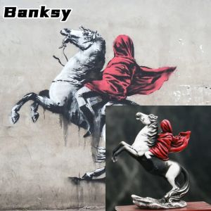 Heykeller Banksy Masked Şövalye Heykeli Nordic Street Sanat Karakterleri Heykel Soyut Kırmızı Giysiler Atlı Reçine Figürin Süsler Hediyeler