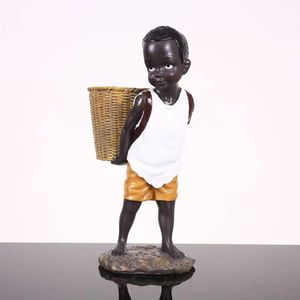 Afrykańska figurka Little Boy Tribal Kid Statue Rzeźba Art Decor Decor do domu wazon stołowy stół stołowy ornament 240311