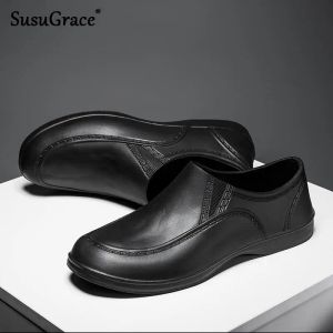 Skor Susugrace Black Super Light Men Chef Shoes Storlek 45 Kök Hotelllägenheter Skodon Antislip Oljetäta arbetsskor för mens heta försäljning