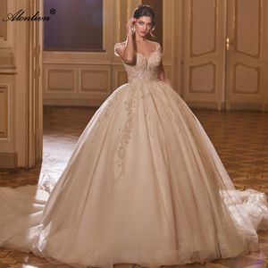 Lussuoso abito da ballo trasparente con scollo rotondo Abito da sposa Perle con perline Applicazioni con paillettes Abiti da sposa principessa in pizzo ricoperti con bottoni