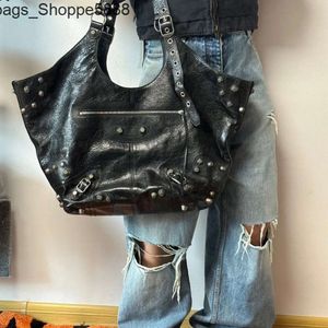 Заводской прямой магазин Бесплатная доставка 23 осень/зима Новая Le Cagole Motorcycle Tote Mag Sag Unisex Cool SASA Большая мощность прикованная одно плечо для женщин