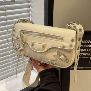 Factory Direct Store Handtasche Kostenloser Versand High-End- und Nischen-Motorradtasche für Frauen 2024 Neue Single-Schulter-Crossbody-Vielseitige koreanische Unterarm-Kleinquadrattasche