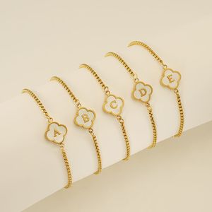 Nova pulseira de letra de trevo de aço inoxidável de ouro de 18k com 18k com design de letra de folhas com design de ponta e nicho versátil para pulseiras femininas