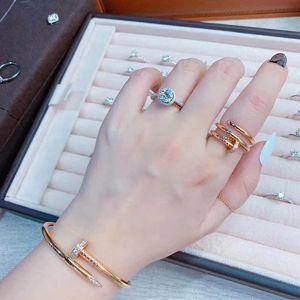 Langer Ring Schmuck Frau Luxus Modischer Nagelring aus Titanstahl mit Doppelring-Gewindewirbel High-End-Gefühl Doppelring Edelstahl-Karten-Home-Ring