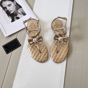 2023 Flat Bottom Desiner Beach Rubber Lazy Slippers Inomhus utomhus Show Style Sandaler för män Kvinnor Slides Flip Flops