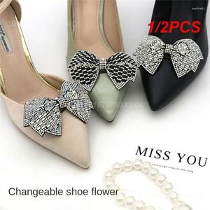 Dog Apparel 1/2PCS Shoe Buckle Swing Color Accessories Flower With Heart Black And White Clip