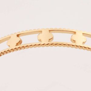 Novo clássico van trevo pulseira simples trevo de aço titânio diamante incrustado fivela oca pulseira feminina aço inoxidável coreano luz luxo zircão pulseira