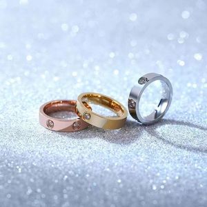 Kvinnor älskar ringmens designer hjärtformade ringar par smycken titanium stål bälte mode klassiska guld och silver rosfärgskruvar och diamantstorlek lådor.