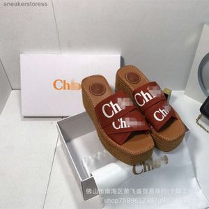 Носите тапочки, дизайнерские сандалии, сандалии Chlloe Woody, осень 2024, новые скрещенные верхние универсальные парусиновые туфли на толстой подошве с приподнятой обувью для внешней части 5LBC