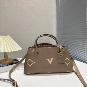 Üst çanta Tasarımcı Crossbody Bag Omuz Çantası Akşam Çantası Kadınlar Lüks El çantası Metal Etiketi Düz Renk Makyaj Çantası ve Çanta 29cm QCBK