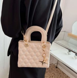 2024 Evening Bags Lattice Winter Leather Womens Designer new Handbag Shoulder Messenger Minority simplicity