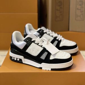 24a Pure Trainer Lvity Luksusowe designerskie buty Casual Buty wytłoczone trener Treaker Triple Białe różowe niebo niebieskie czarne zielone zielone żółte dżinsowe trampki kobiety trenerzy