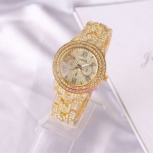 Luxury Mens Watch Women Geneva Steel Band Diamond Set Eyes Fashion Alloy Womens Watches