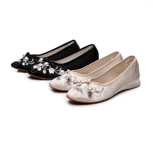 Outono 391 2024 sapatos casuais chineses estilo bordado lona étnica antigo hanfu plano kawaii confortável