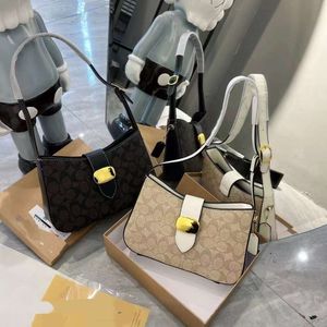 Mağaza Toptan Tasarımcı Çantaları Omuz Çantası 2024 Yeni Koltuk Altındaki Çanta Olay Kadın Moda Klasik Eski Çiçek Omuz Hilal Kaplan Dişleri