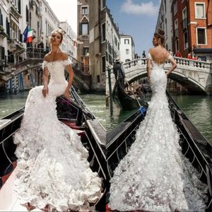 Bröllop Nya vita sjöjungfruklänningar Backless Vintage Lace Dubai ärmlösa applikationer Brudpartyklänningar Vestido de Novia