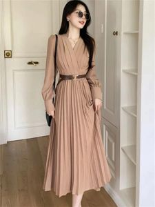 Casual Dresses Spring Autumn Midi Pleated Dress Women Solid Long Lantern Sleeve Ladies Korean V-ringning Slim Office Woman