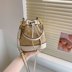 Förvara grossistdesignerpåsar axelväska hög end handväska för kvinnor 2024 Ny fashionabla vintage dragsko hink mångsidig och elegant en som bär crossbody