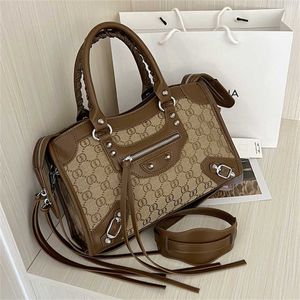 22% OFF Designer Bag 2024 Bolsas Internet Celebridades Trendy Letter Tote Versão Coreana Texturizada Rebite Bolsa Único Ombro Mulheres