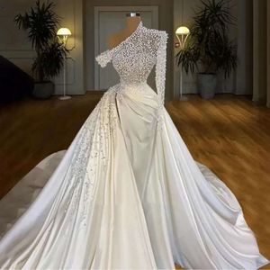 Moderne asymmetrische Perlenperlen Dubai Ball Hochzeitskleid Eine Schulter Langarm Satin Saudi -Arabisch -Brautkleid mit abnehmbarem Zug BE121