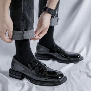Сапоги мужчины бизнес -повседневная квадратная квадратная патентная патентная кожаная обувь корейская уличная одежда