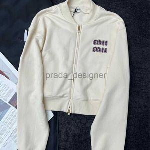 Kvinnorjackor Designer 24SS tidigt på våren Ny Miui Casual Minimalist Age Reducing Chest Diamond Studded Letter Zipper Jacket