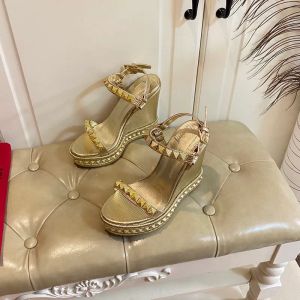 Nuovi sandali con tacco alto in pelle di pecora di alta qualità Décolleté con zeppa Sandali con zeppa Designer di lusso da donna Suola in pelle verniciata Scarpe da sera per feste Suola rossa