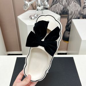 Womens Designer tofflor Flat Platform Muls tofflor Svarta bågsandaler svamp tofflor glider på utomhus flip flops vattentäta strandskor