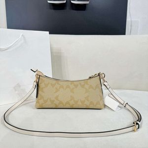 Butikspaket är billiga säljer enskilda väskor Coco2024 Ny Charlotte Fashion Chain Stick Bag Underarm Single Shoulder