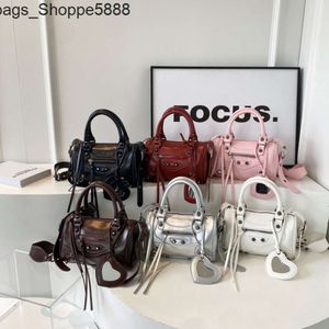 Factory Direct Store Handbag Free Shipping Fashion Heavy Industry Rivet 2024 New Instagram Cool Motorcycle Bag Single Shoulder Crossbody