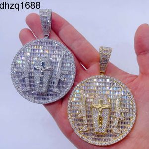 2024 Nowy hip hop pistolet Jezus wisiorek lodowy Bling CZ Cross Round Charm Naszyjniki mężczyzn biżuteria