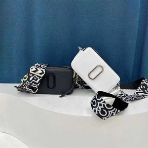Versão de câmera minimalista preta e branca versátil bolsa feminina crossbody para trabalho e deslocamento com 70% de desconto em vendas on-line