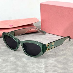 Solglasögon för kvinna 2023 Luxury Brand Glasses Polarize Mens Solglasögon Populära solglasögon Katt Eye Frame Green Röda solglasögon Glasögon Vit Luxury Designer Goggle