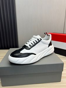 Lüks Tasarım Koşucu Erkek Sezunayak Ayakkabı Düşük Üst Calfskin Deri Eğitimler Adam Beyaz Kaykay Yürüyüş Konforu Elbise Toe Toe Run Sports Skate Shoe Eu38-45