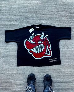 Little Devil Graffiti Hiphop tryckt gata shortsleeved tshirt för män och kvinnor sommar retro y2k lös daglig rund hals topp 240315