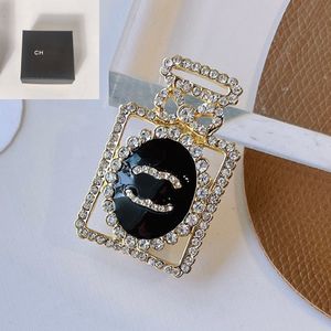 Männer Frauen lieben Designer Brosche Pin Marke Brief Design Broschen Pins 18k Gold Edelstahl Schmuck Perle Kristall Hochzeit Party Kleid Geburtstag Geschenk mit Box