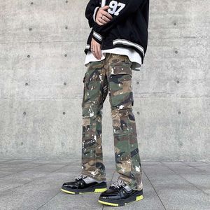 Calças de trabalho de camuflagem de tinta salpicada de tinta estilo americano para homens com vários bolsos, buracos soltos e retos nas pernas largas, jeans modernos de hip-hop