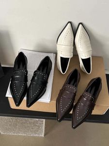 Casual Shoes Pointed Toe Women Flats Loafers 2024 Ankomster Svartbruna Vita mulor Låg platt klackade nit Design Fashion Dress Shoe