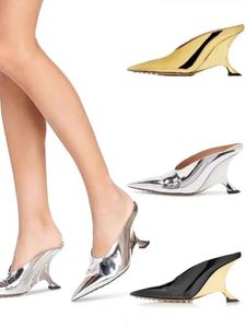 Springsummer Antip Slip Soft Sole Baotou High Heels Fashion Golden Slope Heel Slipers для женщин 240320