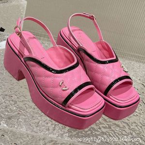 Sandals Home Shoes Xiaoxiangjia Lining Lingge يرتدي نعلًا سميكًا