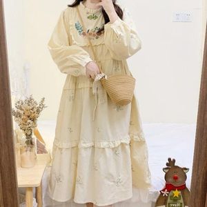 Lässige Kleider Mori Girl Vintage Stickerei Langarm Frühlingskleid Japanisch Süß Niedlich Lose Rüschen Kordelzug Beige Lang Für Frauen