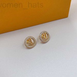 Studdesigner Quality Earrings V Diamond Stud Elegant Ear Studs 14K Platerade guldbröllopspresenter för kvinnor W698