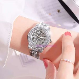 Luxusmenschen Watch Women Full Stars Lady Diamond Steel Band Quarz Pearly Sprudeln römische digitale Mode