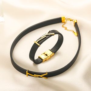 Frühling Neues Luxusleder -Halskette für Frauen Choker Klassische Goldschild Logo Fashion Style Love Geschenkkette mit Schachtel