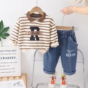 Set di abbigliamento 2024 Primavera Abiti per bambini per bambini Lettera Pullover a righe T-shirt e pantaloni a maniche lunghe Abito casual 18 mesi Ragazzo