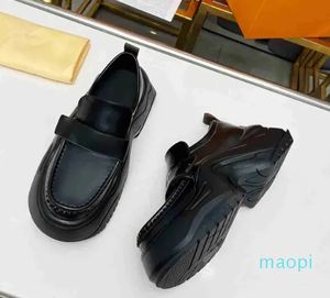 2024 Nowy designerski luksusowe butę butów kasowe buty skórzane trampki czarne błyszczące patentowe skórzane mokasyny masywne trampki grube